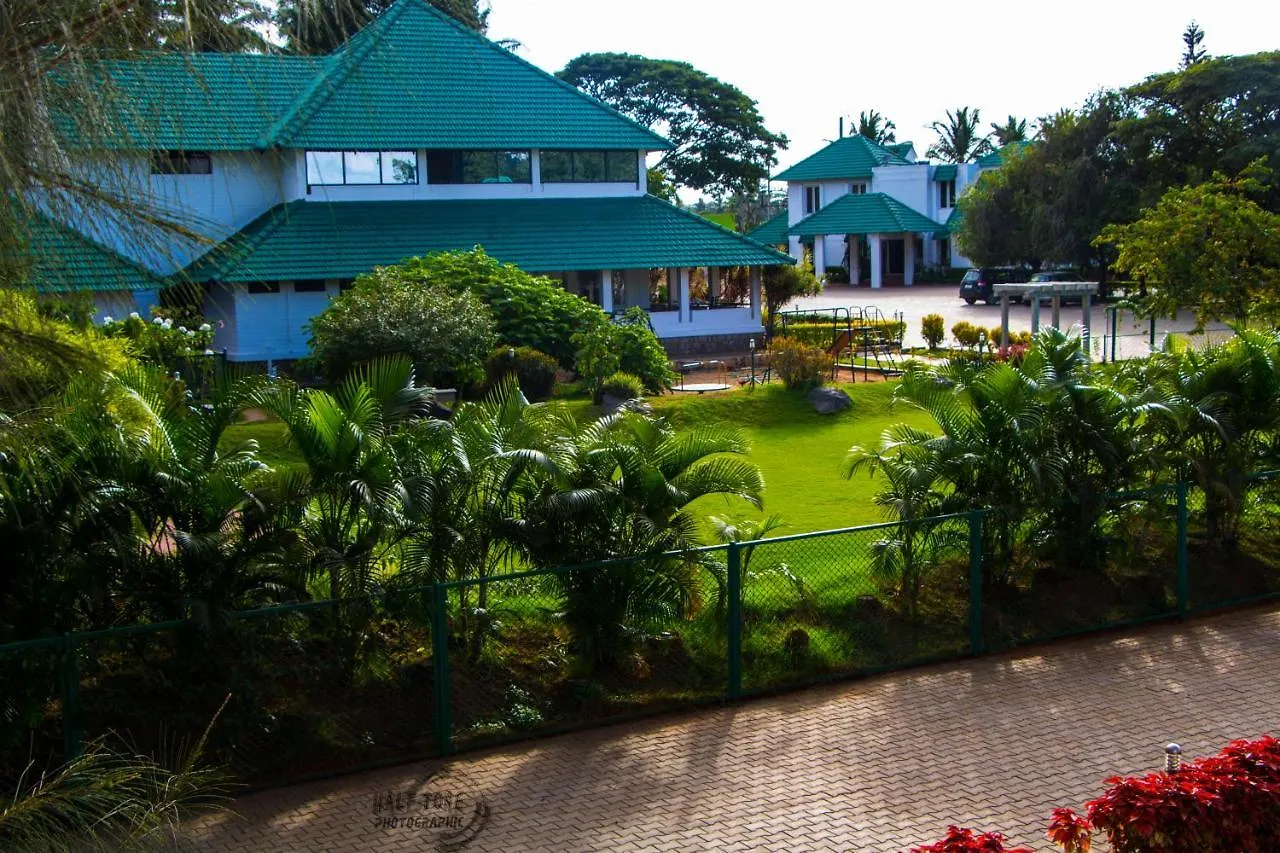 מייזור Young Island Resort